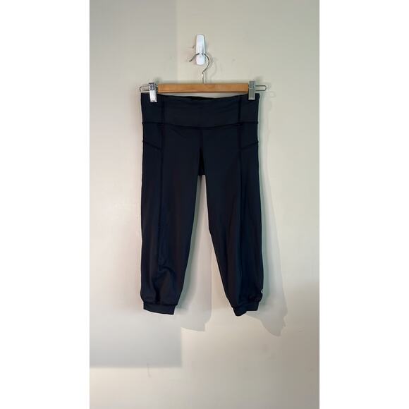 SOLD!! Lululemon Size 2 Run Mid Rise BLACK Cropped Capris - Picture 2 of 2